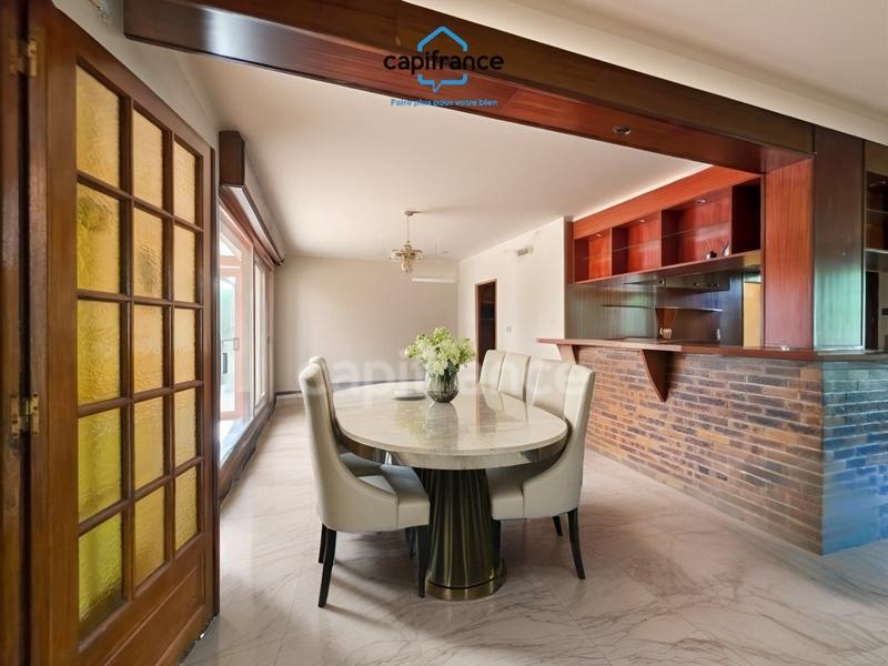 Maison - 220 m² - 8 pièces