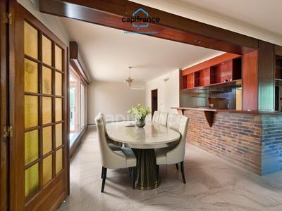 Maison - 220 m² - 8 pièces