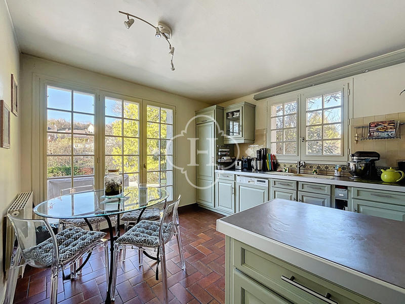 Maison traditionnelle - 185 m² - 8 pièces