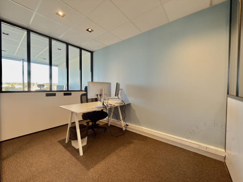 Bureau - 64 m² - 6 pièces