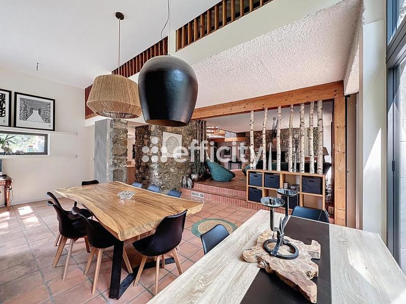 Maison - 243 m² - 5 pièces