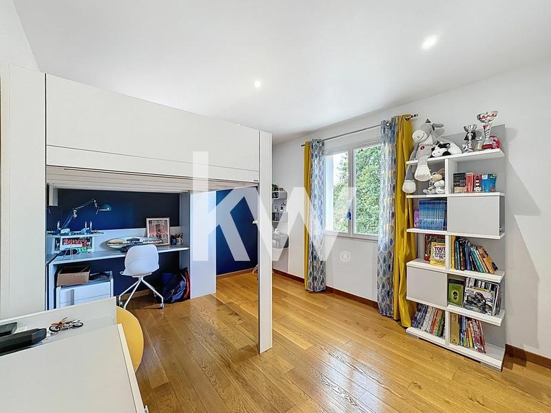 Maison - 220 m² - 8 pièces