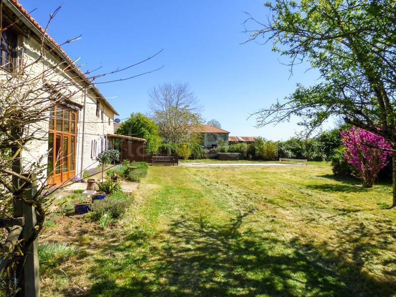 Maison en pierre - 224 m² - 9 pièces