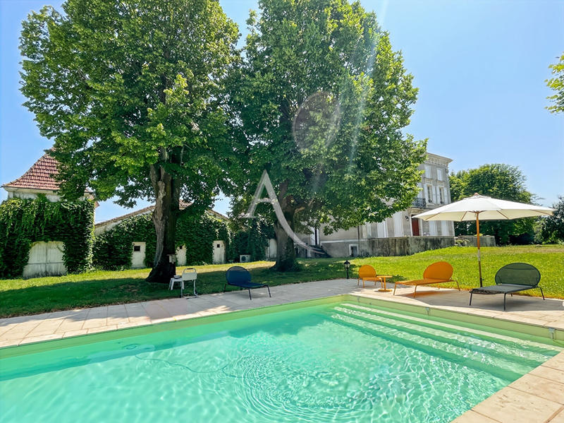 Maison - 437 m² - 11 pièces