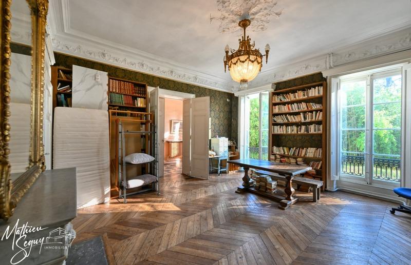 Propriété - 498 m² - 18 pièces