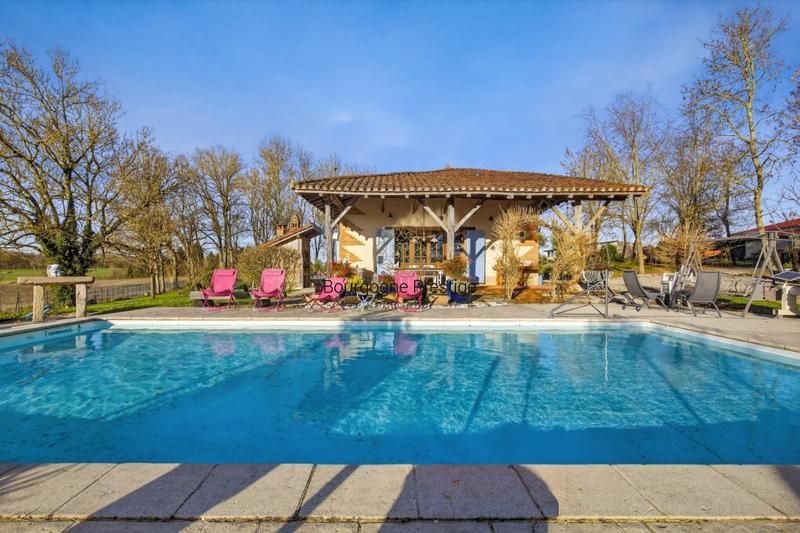 Propriété - 239 m² - 7 pièces