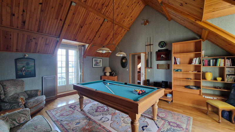 Maison - 250 m² - 8 pièces