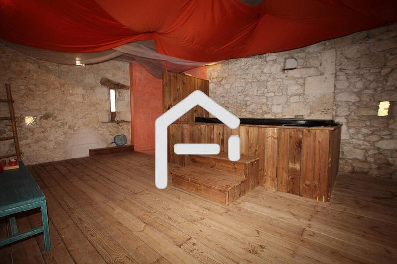 Maison - 943 m² - 24 pièces