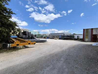 Local d'activités - 600 m² - 1 pièce