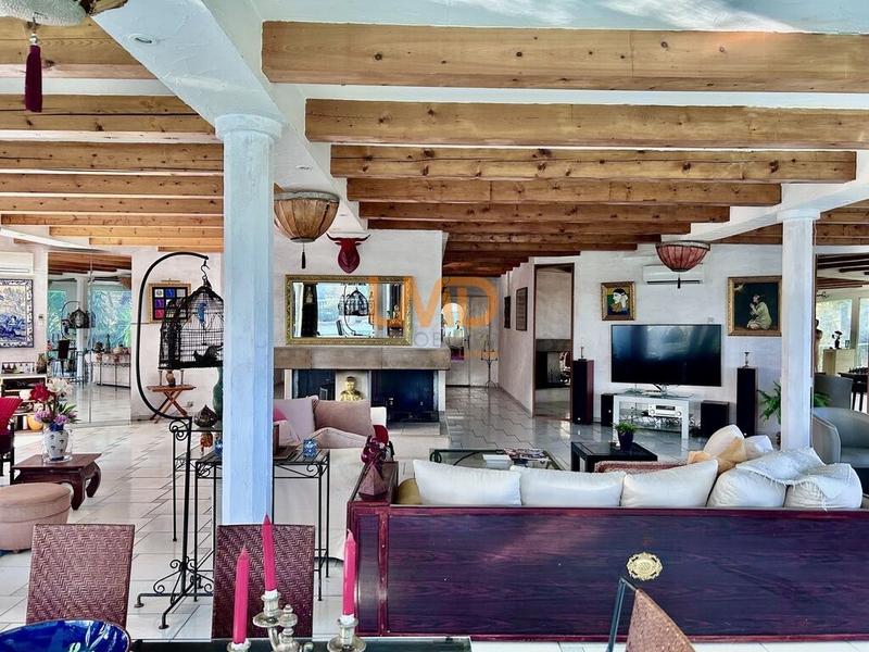 Maison d'architecte - 405 m² - 8 pièces