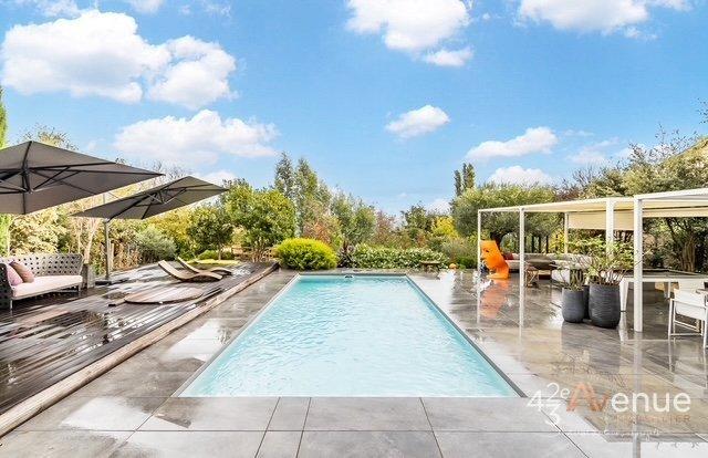 Maison - 250 m² - 8 pièces