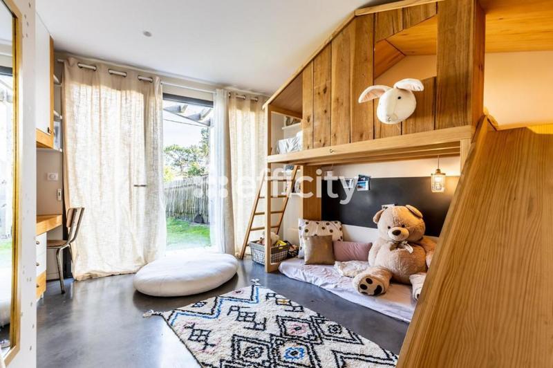 Maison - 180 m² - 8 pièces