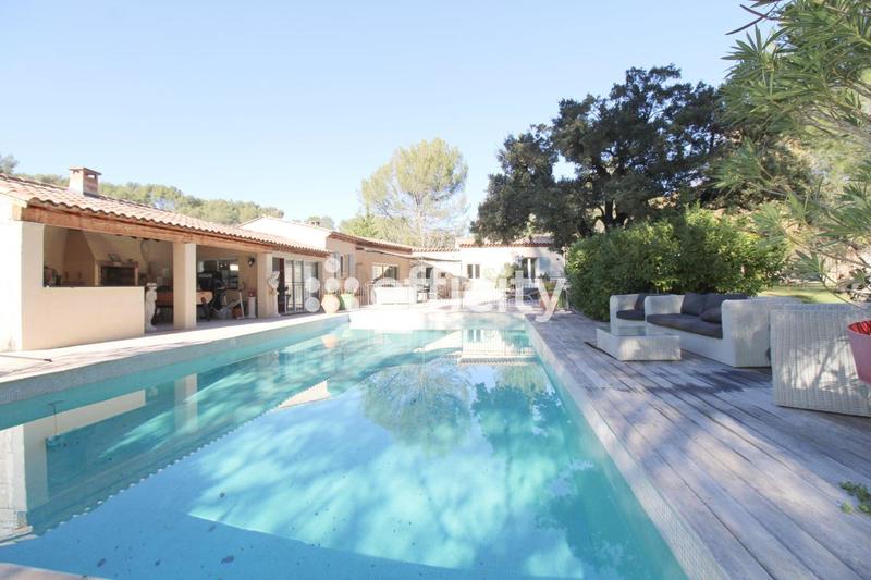 Maison - 238 m² - 8 pièces