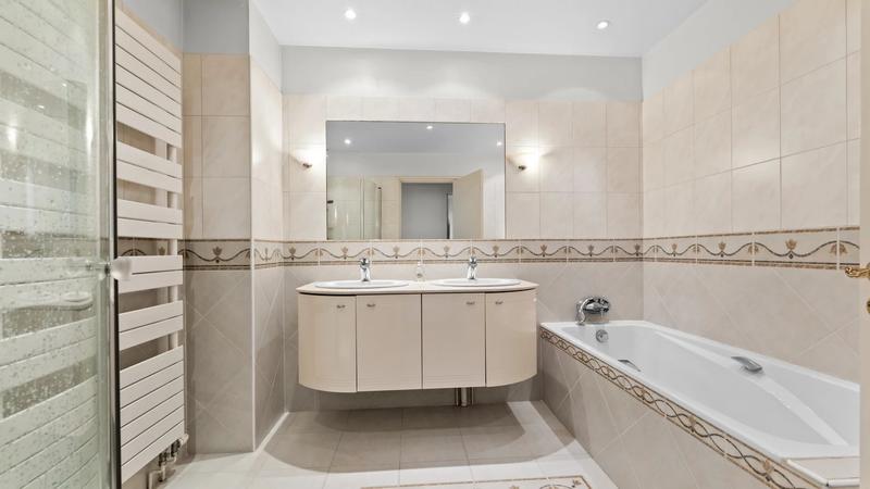 Maison - 330 m² - 9 pièces