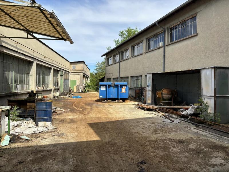 Entrepôt - 2 600 m² - 6 pièces