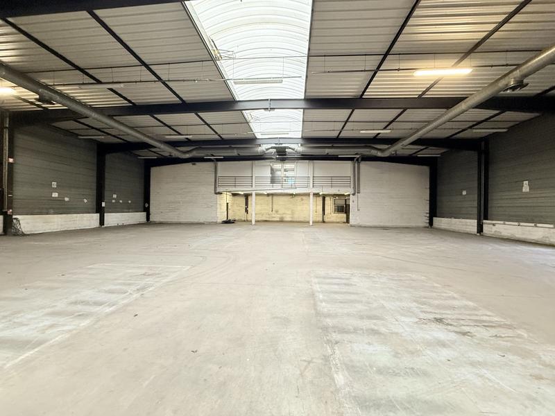 Local d'activités - 1 418 m² - 15 pièces