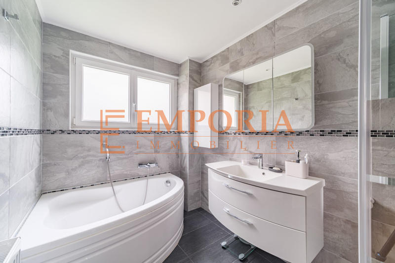 Maison - 194 m² - 8 pièces