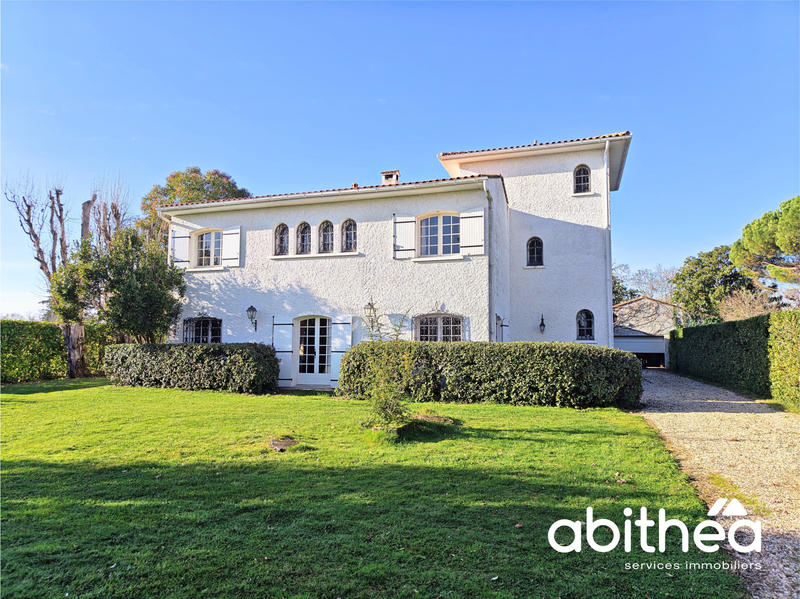 Maison - 250 m² - 11 pièces