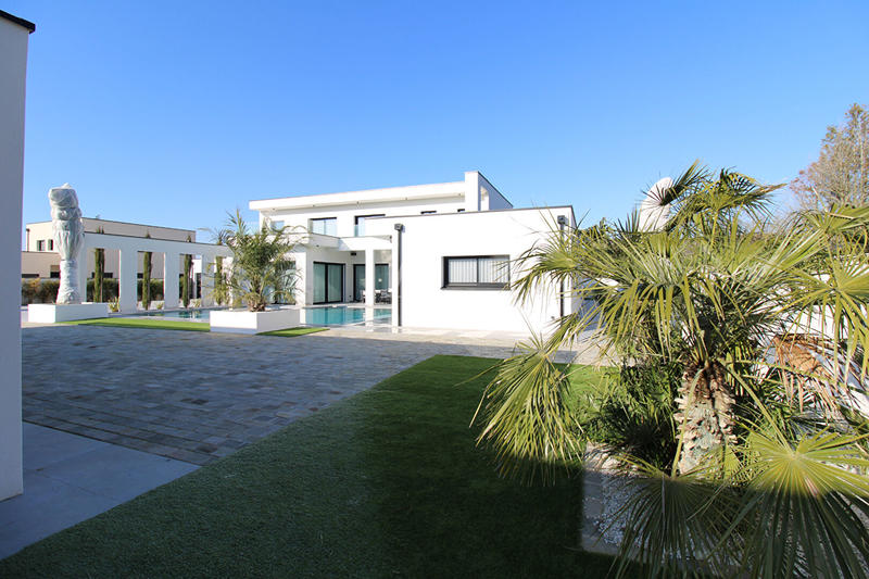 Maison - 330 m² - 11 pièces