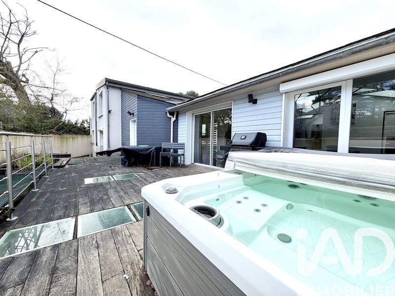 Maison - 223 m² - 9 pièces