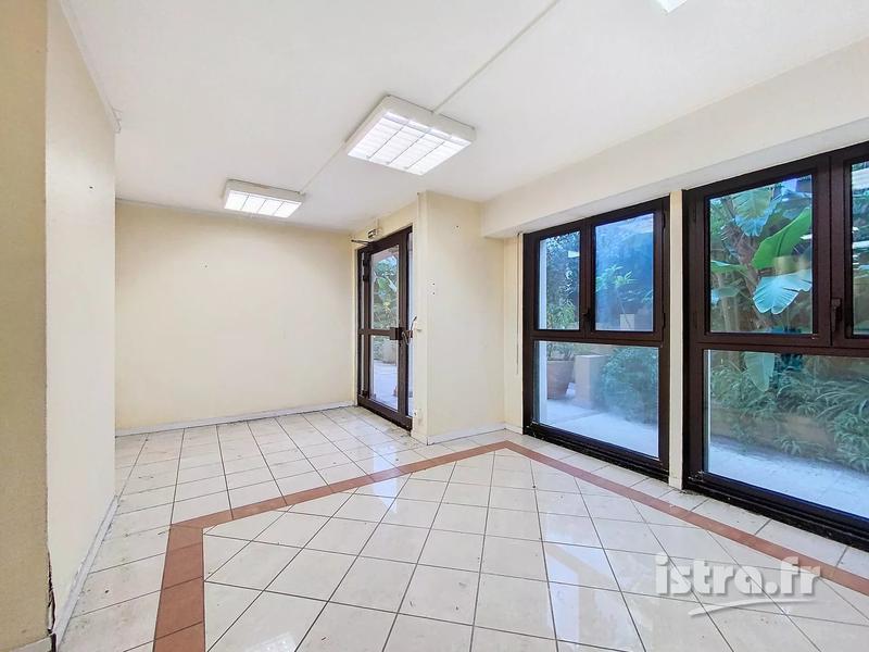 Local d'activités - 208 m² - 6 pièces