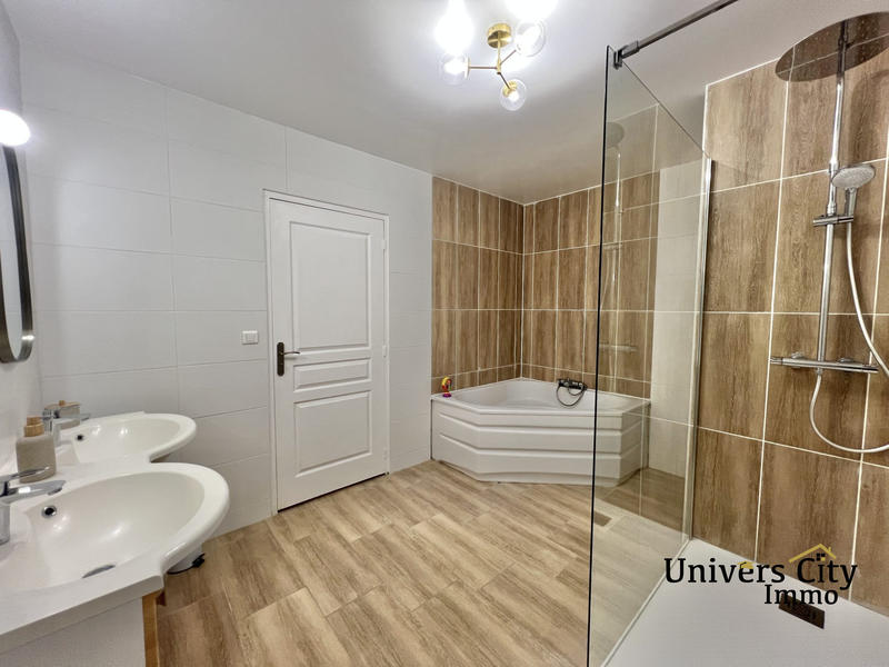 Maison - 259 m² - 8 pièces