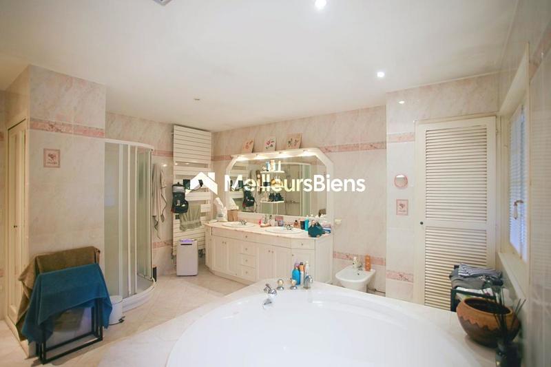 Propriété - 252 m² - 6 pièces