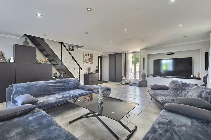 Maison - 187 m² - 9 pièces