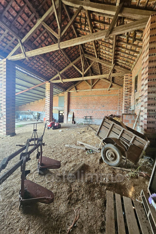 Maison - 590 m² - 1 pièce