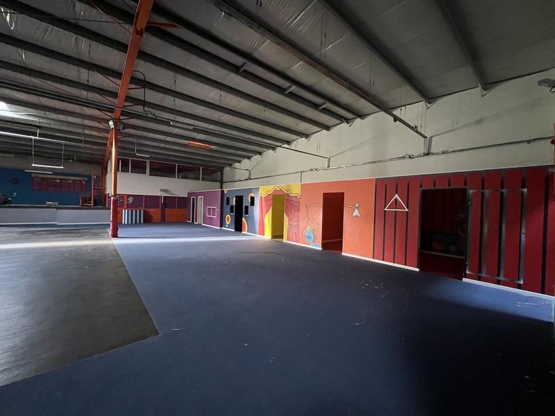 Local commercial - 1 300 m² - 5 pièces