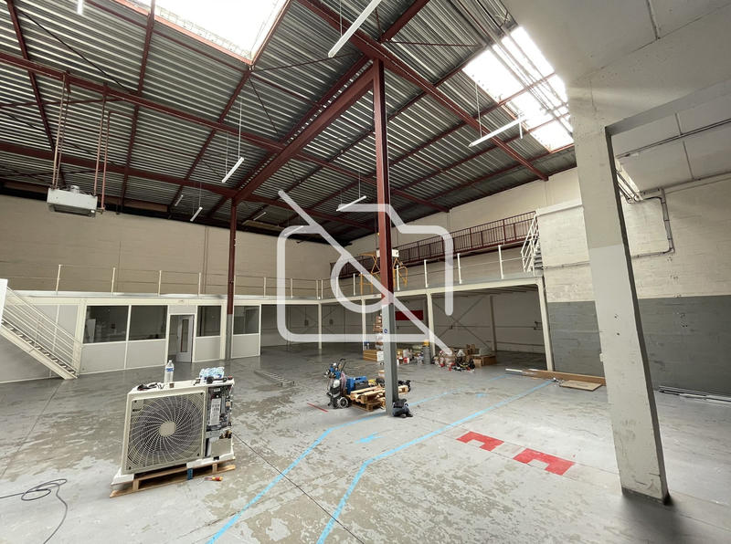 Entrepôt - 630 m²