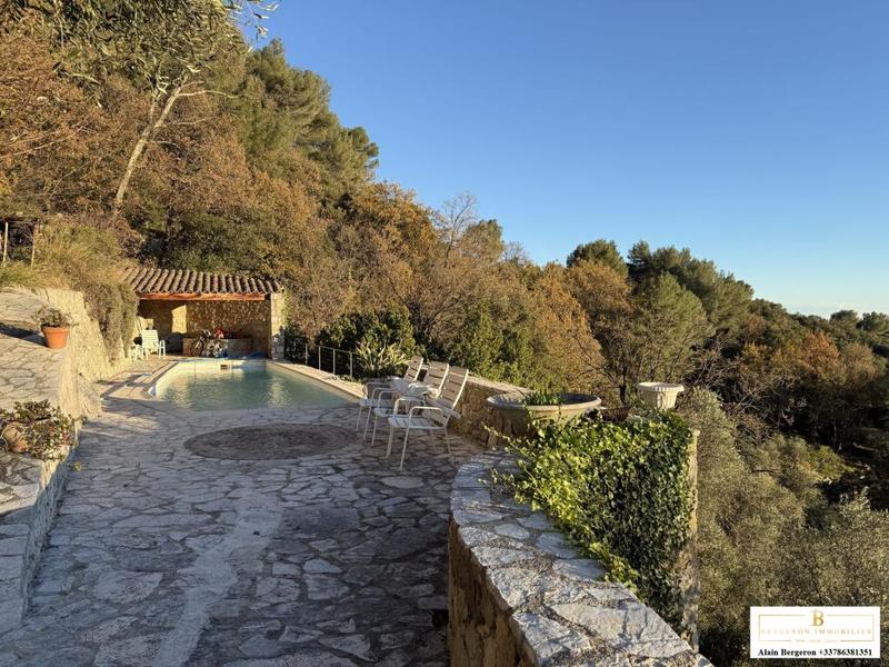 Maison - 220 m² - 5 pièces