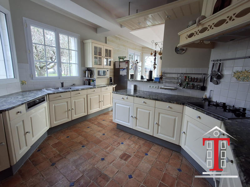 Maison traditionnelle - 240 m² - 8 pièces