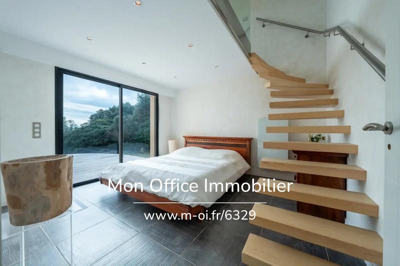 Propriété - 980 m² - 10 pièces