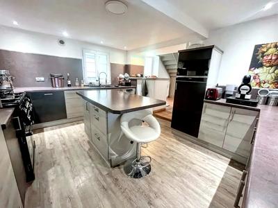 Maison - 225 m² - 8 pièces