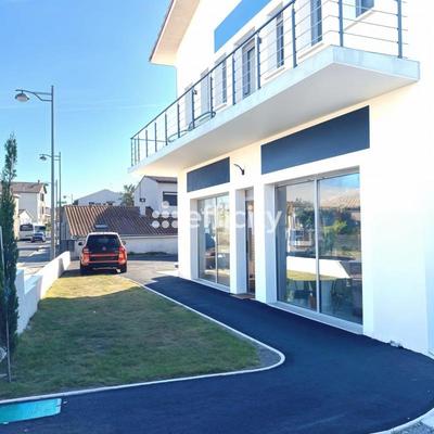 Immeuble - 140 m² - 8 pièces