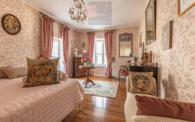 Maison - 290 m² - 8 pièces