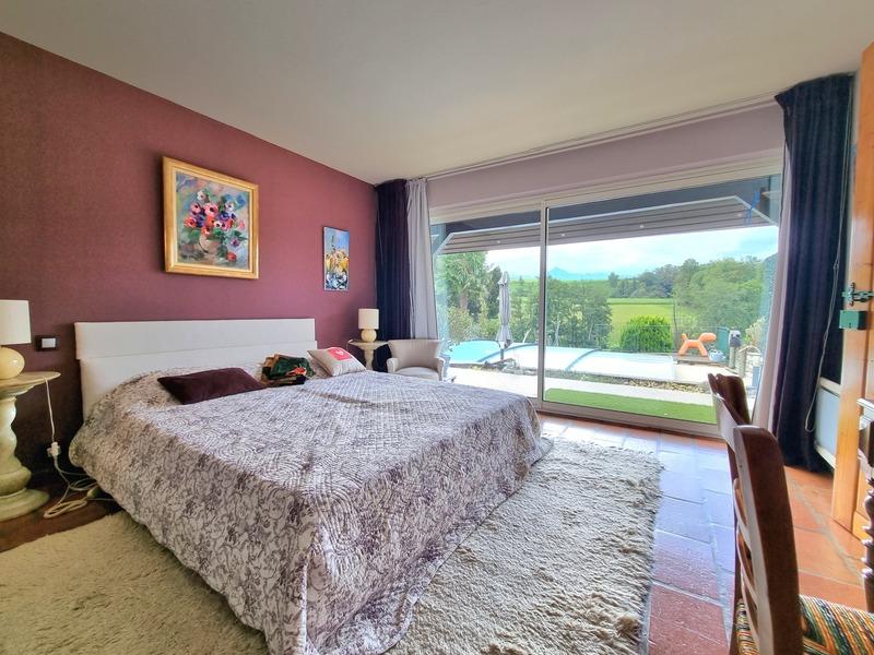 Maison - 230 m² - 8 pièces