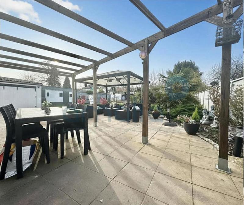 Maison - 215 m² - 9 pièces