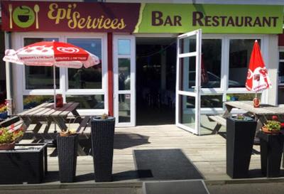 Resto drive-in est décoré pour noel avec une crèche