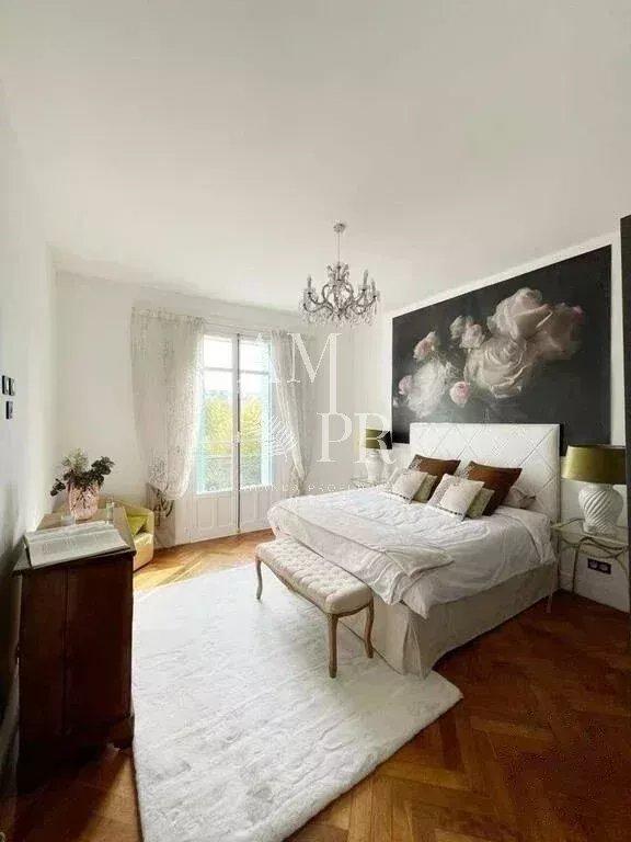 Villa - 289 m² - 8 pièces