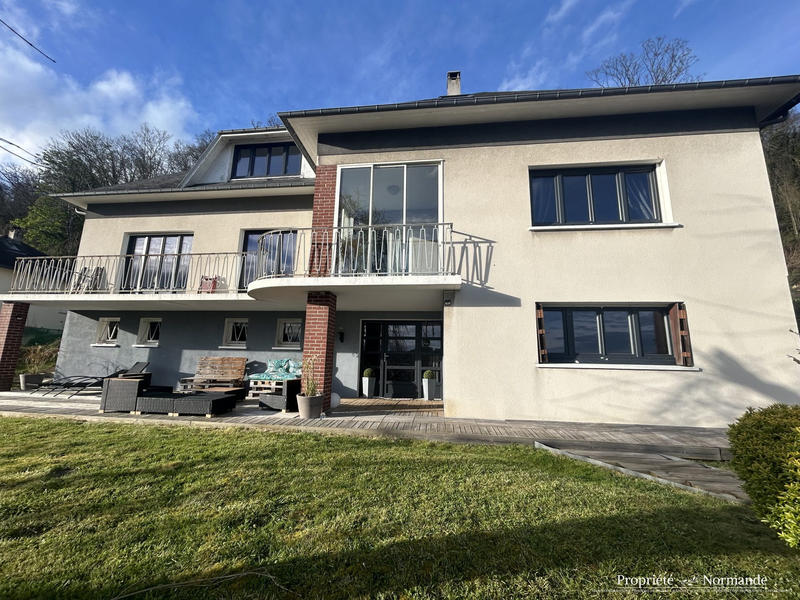 Maison - 280 m² - 8 pièces