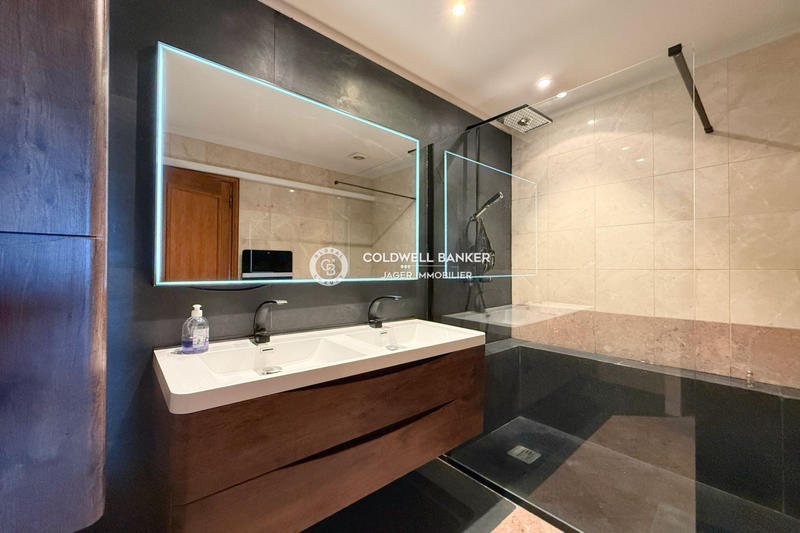 Villa - 249 m² - 8 pièces