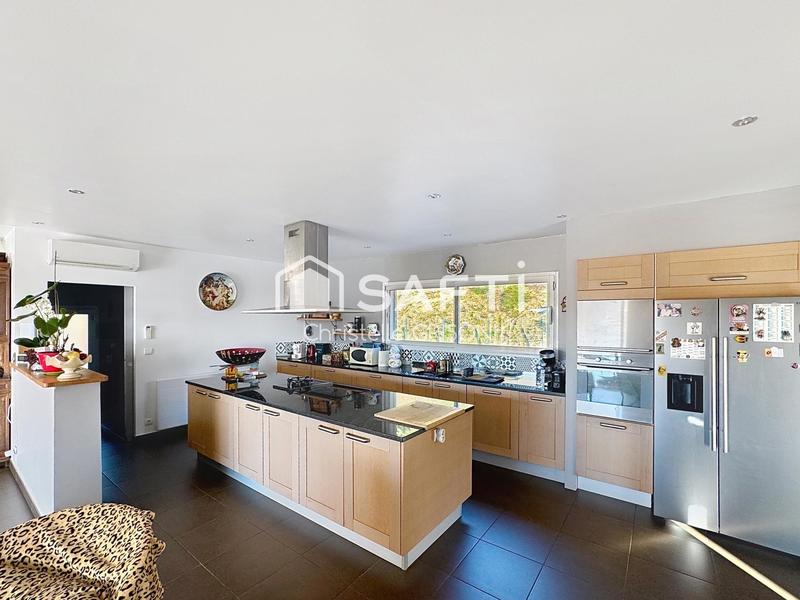 Maison - 220 m² - 5 pièces