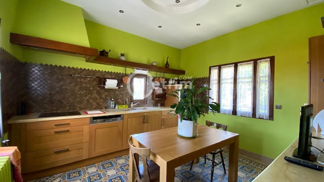 Maison - 230 m² - 8 pièces