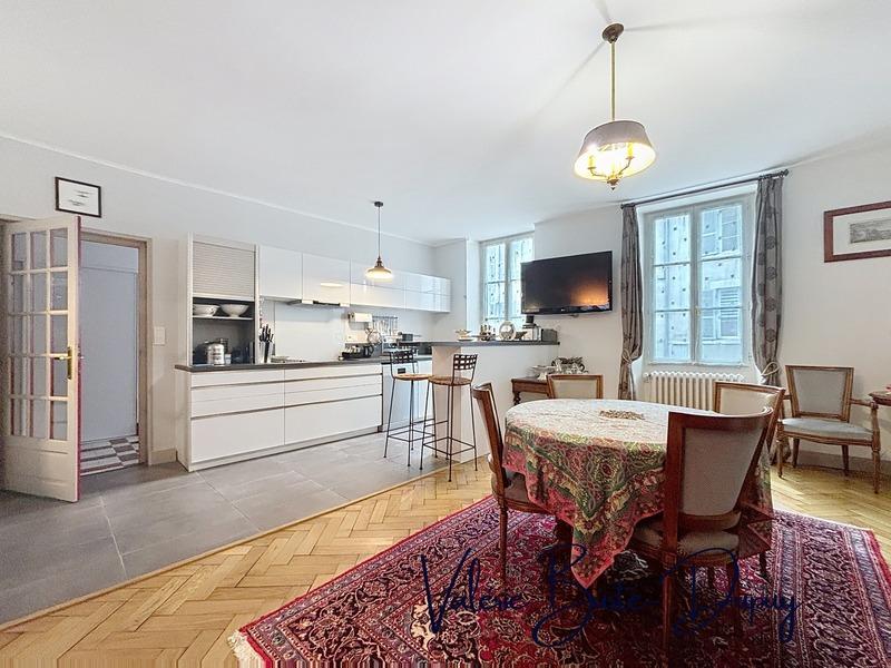 Maison - 214 m² - 7 pièces