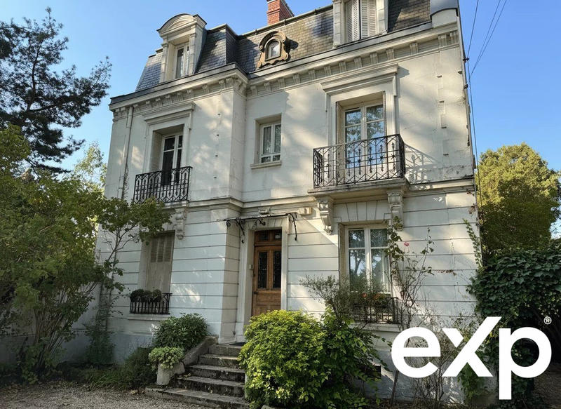 Maison - 220 m² - 11 pièces