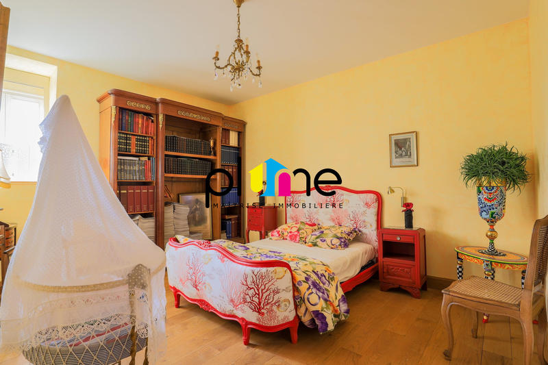 Maison - 973 m² - 17 pièces