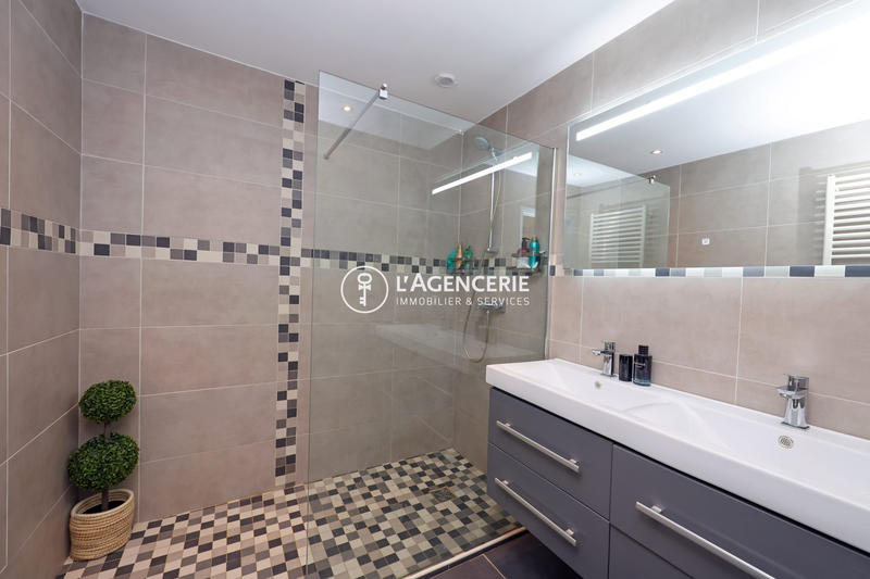 Maison - 240 m² - 8 pièces