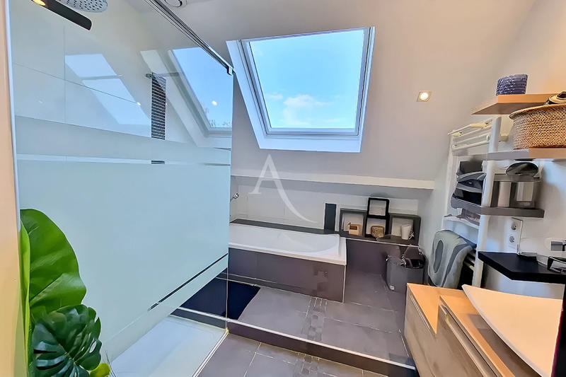 Maison - 214 m² - 9 pièces